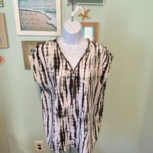 Michael Kors black & White sleeveless blouse. Sliver zipper in front.​